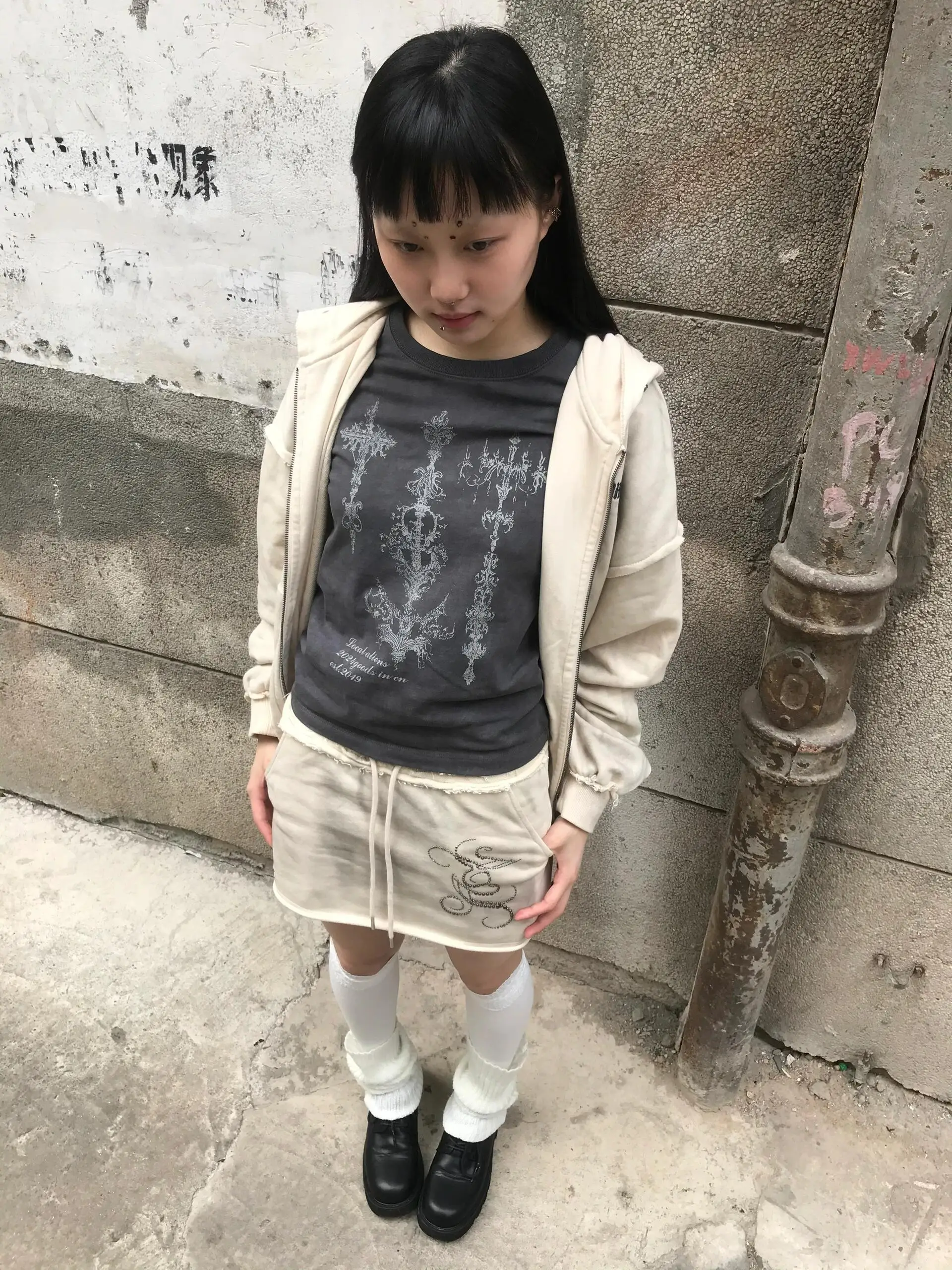 アメリカンY2KスタイルのダークグレーTシャツ：通勤シーンにおけるデザイン性とフィット感の実証