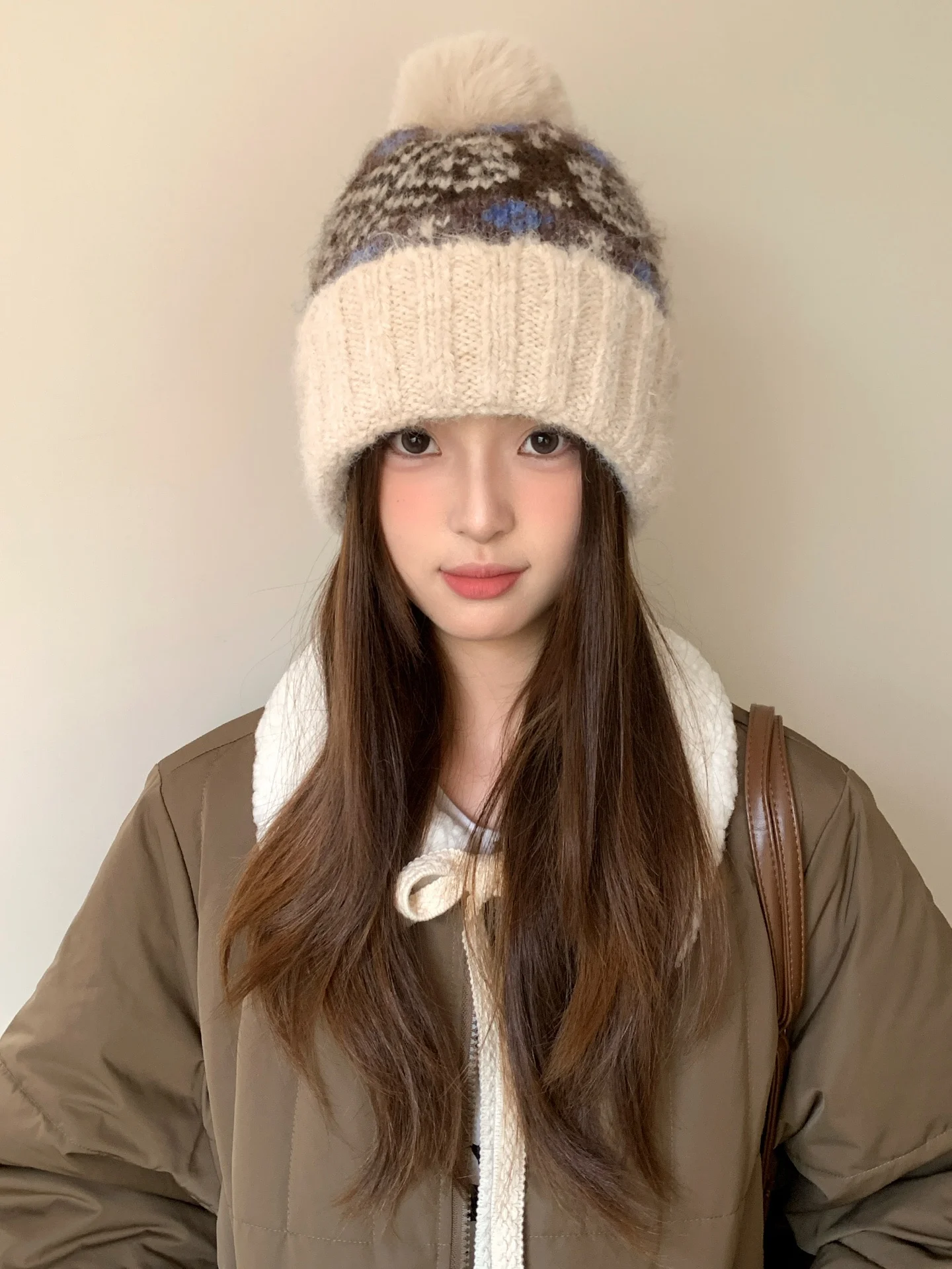 フェアアイル柄ポンポン付きニット帽：冬用ウール混紡の保温性とデザインのバランス