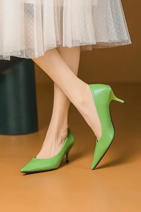 春のコーデにピッタリ！淡いカラーの細ヒールパンプス【シンプル・ポインテッドトゥ・通勤用】