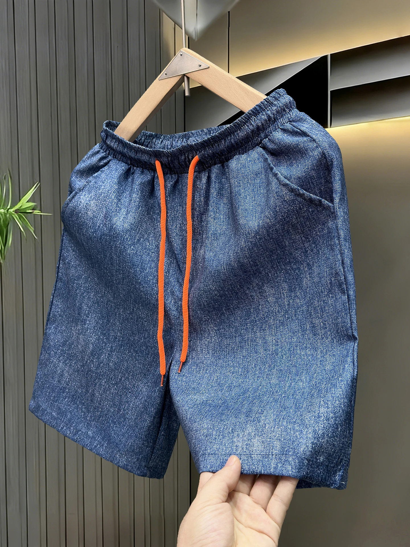 夏用薄手通気ショーツ メンズ：デニム風ストレートで快適な五分パンツ