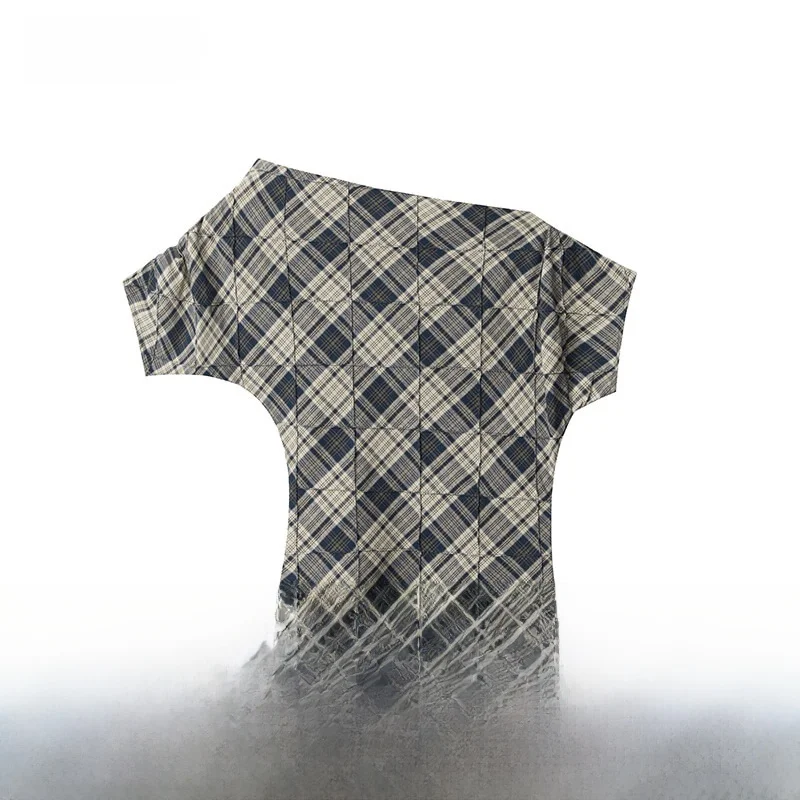 美式復古チェック柄斜め襟Tシャツ：横から着る着こなしの実用性とデザイン特性