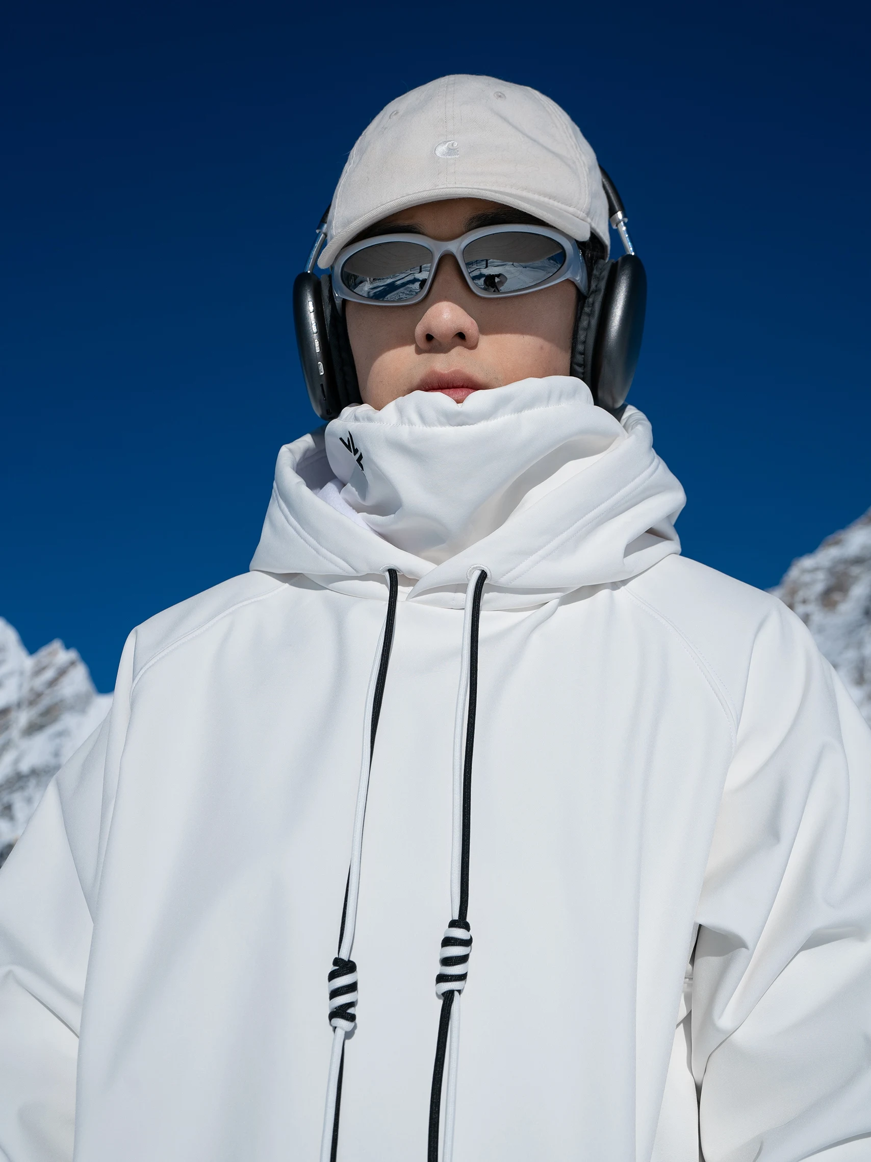 スノーボードウェア ゴアテックス対応の防風フーディ：SNOWALLCREW フーディの実用性と性能解析