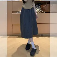カーキ色のハイネックニットトップスとワイドパンツのコーデ（セットアップ対応）