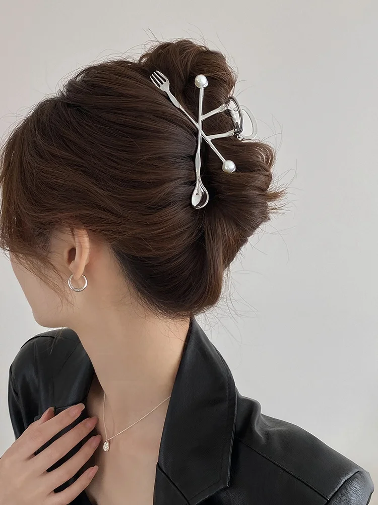 ミラールックで失敗しない髪型は、実は「フォークとスプーン」のヘアピンから始まる？