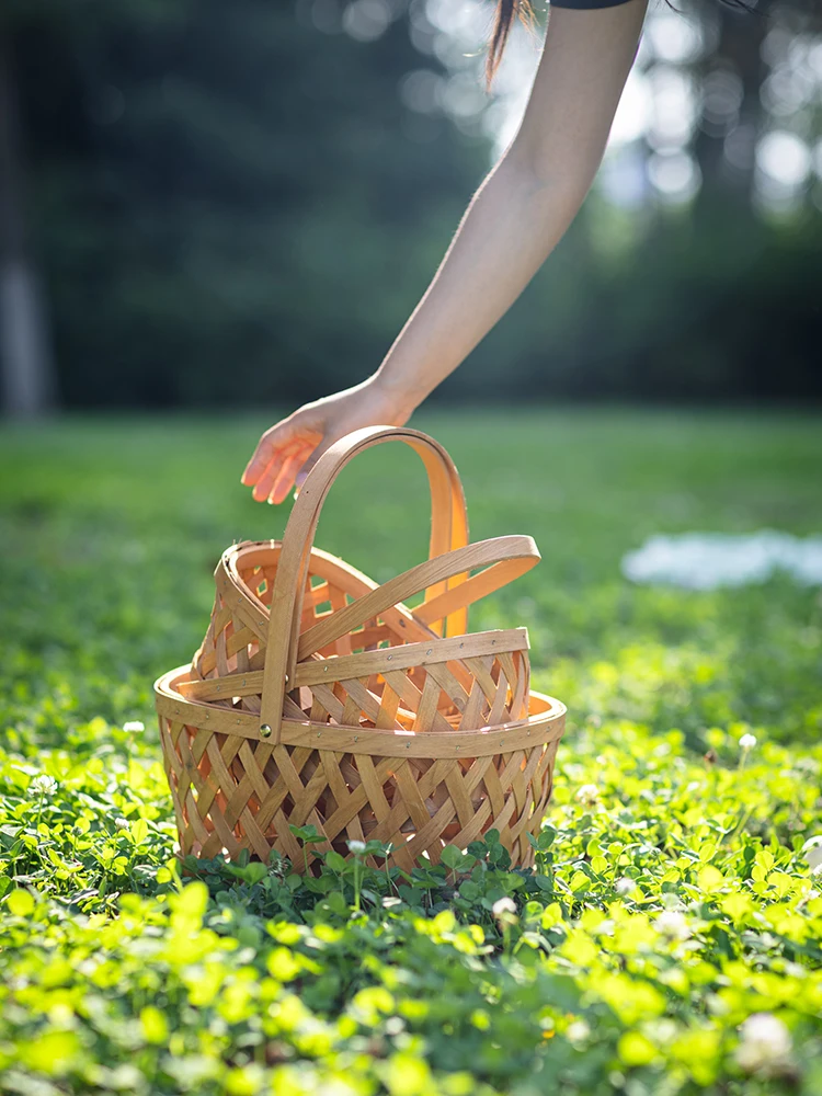 ナチュラルデザインの手提げバスケット：杉の模様が特徴の収納用バスケット