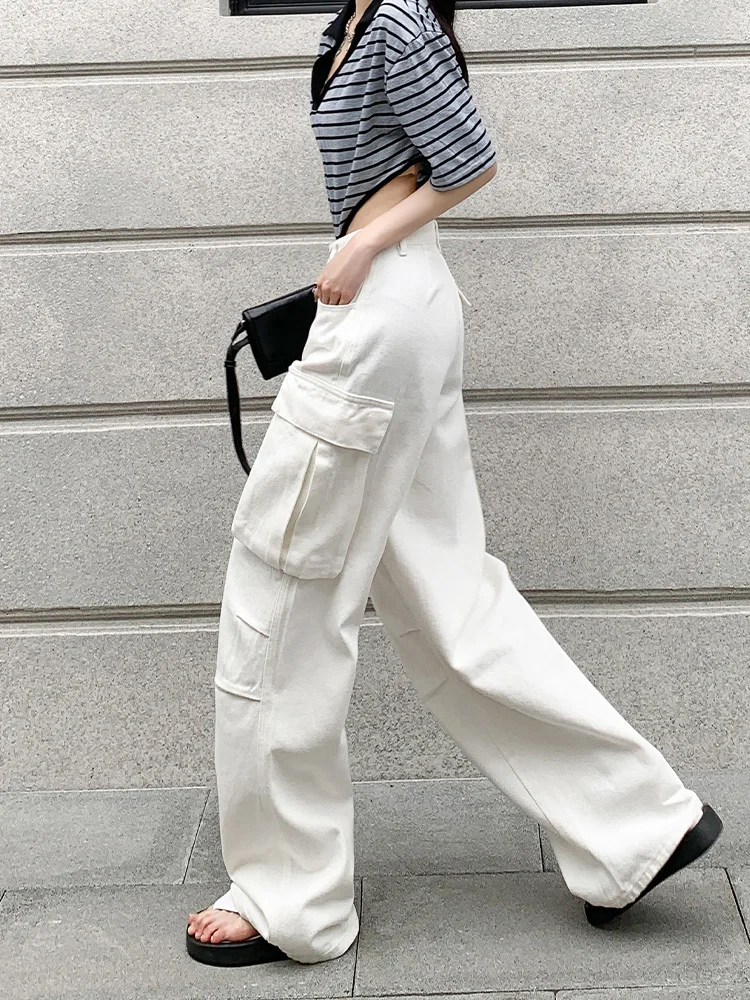 白のデニムパンツ：高腰スリムフィットで四季通用のスタイリングを実現