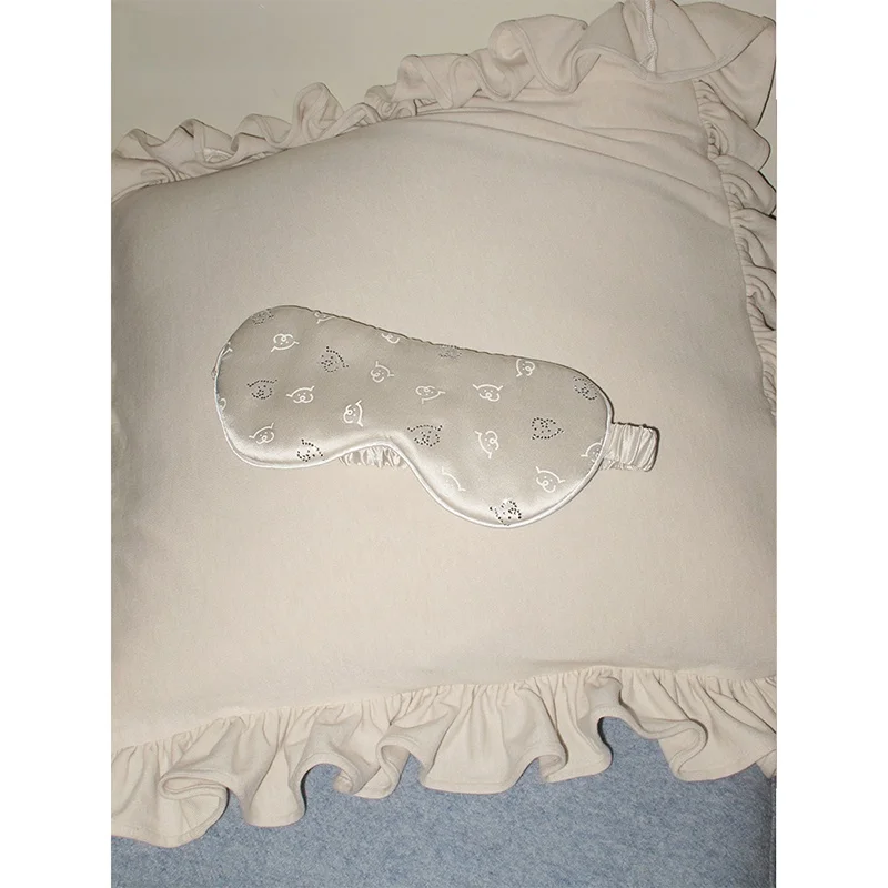 ほっこりアイマスクを選ぶべき理由は？心地よい眠りをサポートする「犬刺繍のシルクマスク」がおすすめ