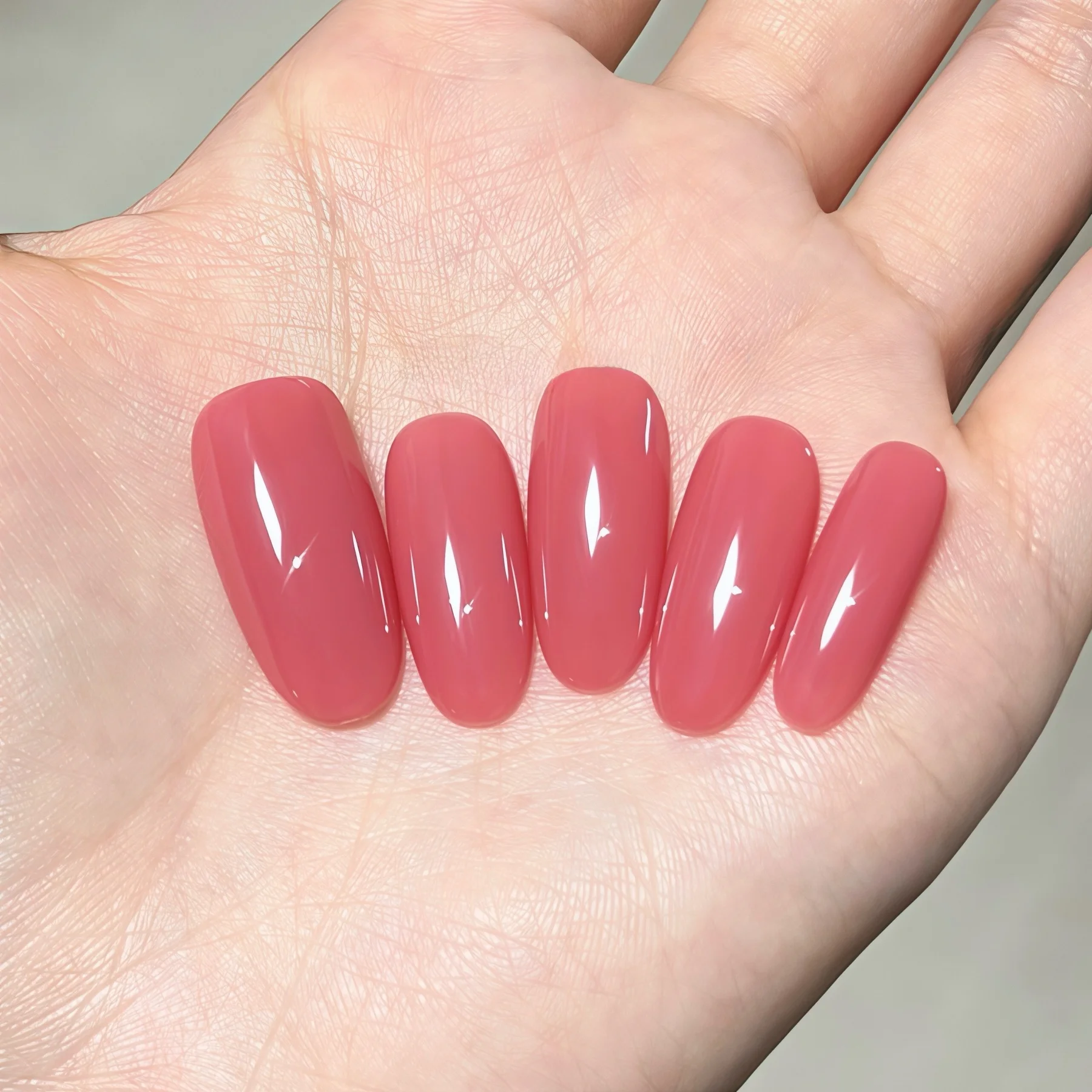 親子で手形アートを楽しむなら、このピンクの美甲シールがベスト？
