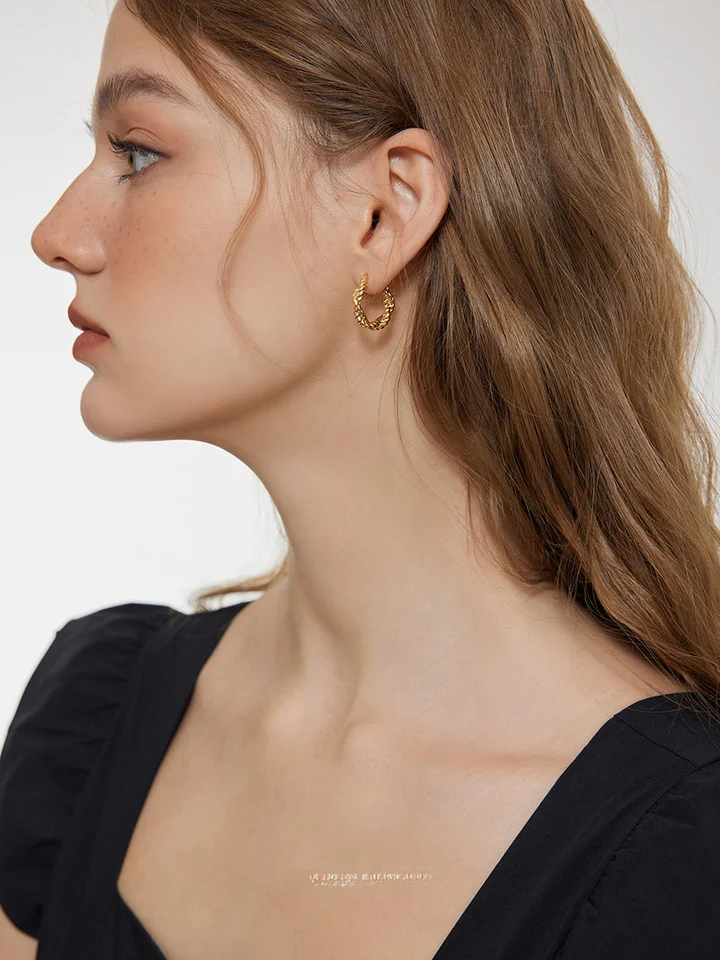 ツイスト編みデザインの金属製イヤリング【フレンチスタイル・軽量・シンプル】
