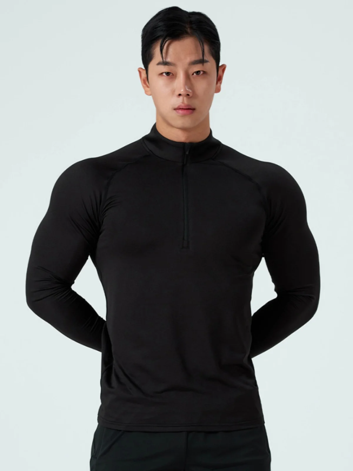 ストリートファッションの本質とは？ハイネックTシャツが支えるスタイルの秘密