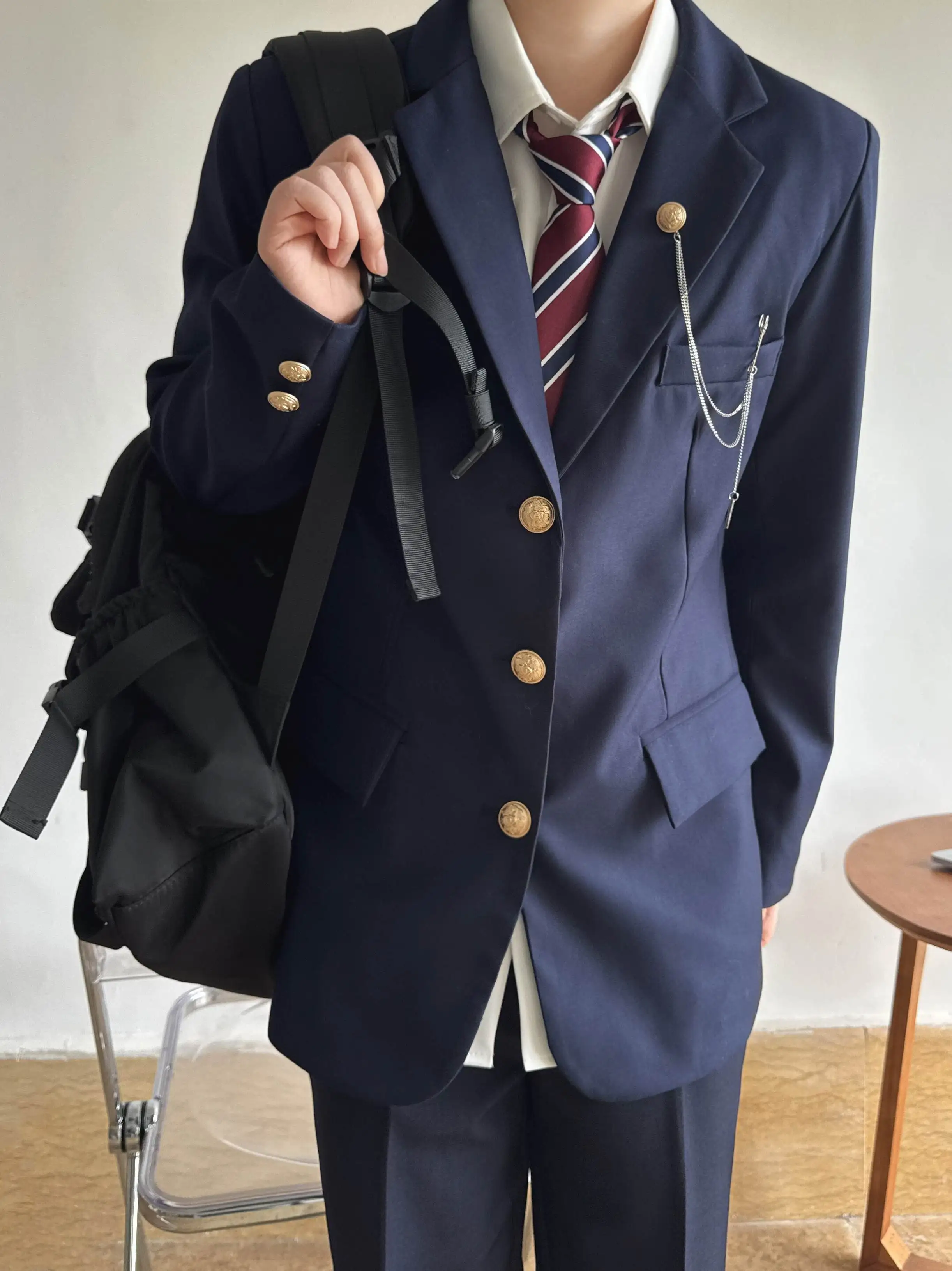 ネイビーブルーの三つボタンブレザーをどう選ぶ？中古制服市場で最も人気の「学院風」アイテムとは？