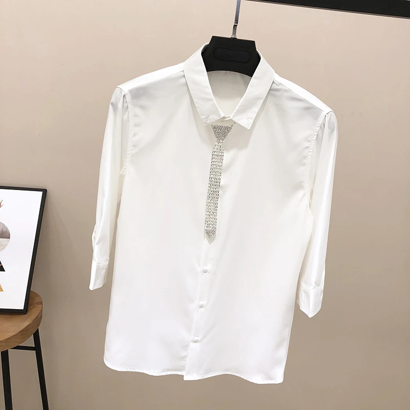 白色七分袖シャツ：シンプルデザインで夏の日常を支えるメンズファッション