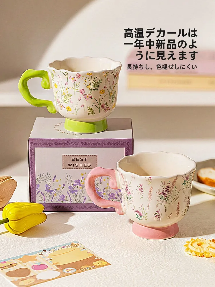 おしゃれなデザインの陶器製マグカップ：高脚構造と植物花卉パターンの日常使い実績