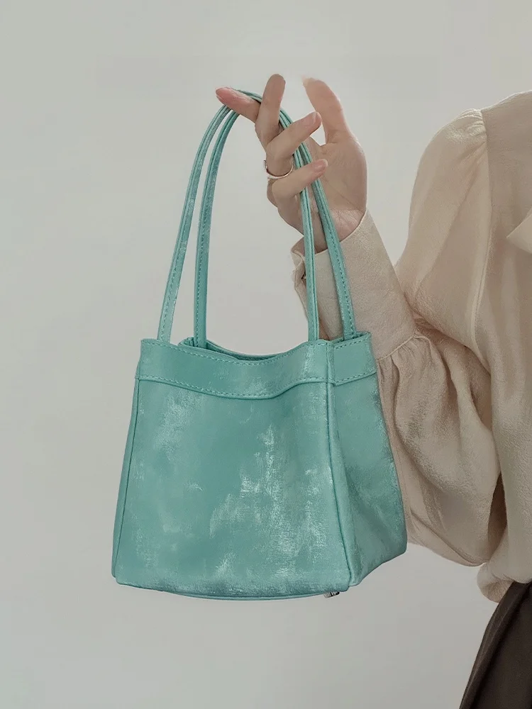 新中式ショルダーバッグはどんなもの？「バケツ型・翼付き」が通勤や日常に合う理由とは？