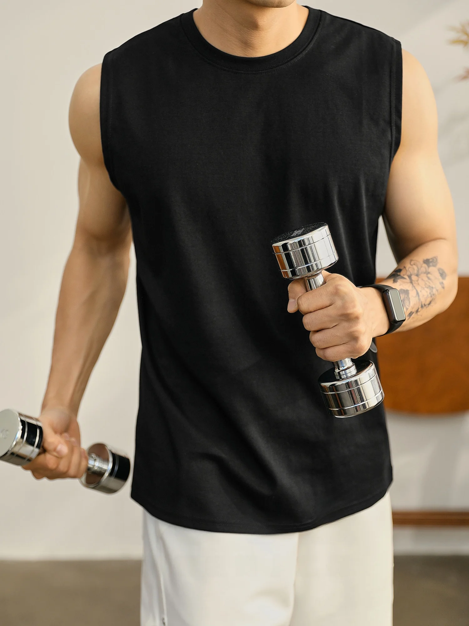 黒白クラシックノースリーブTシャツ：通勤・重ね着に最適な透湿性素材の実用性