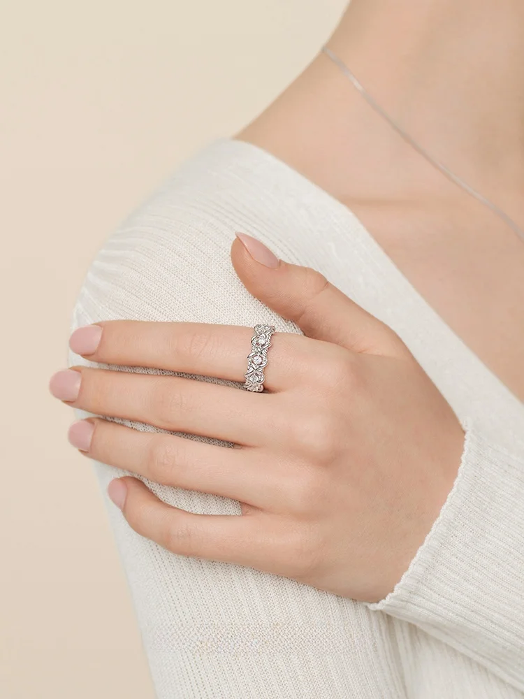 おしゃれな人が選ぶ 結婚指輪の選び方：フラワーモチーフの指輪【軽やかで高級感あり】