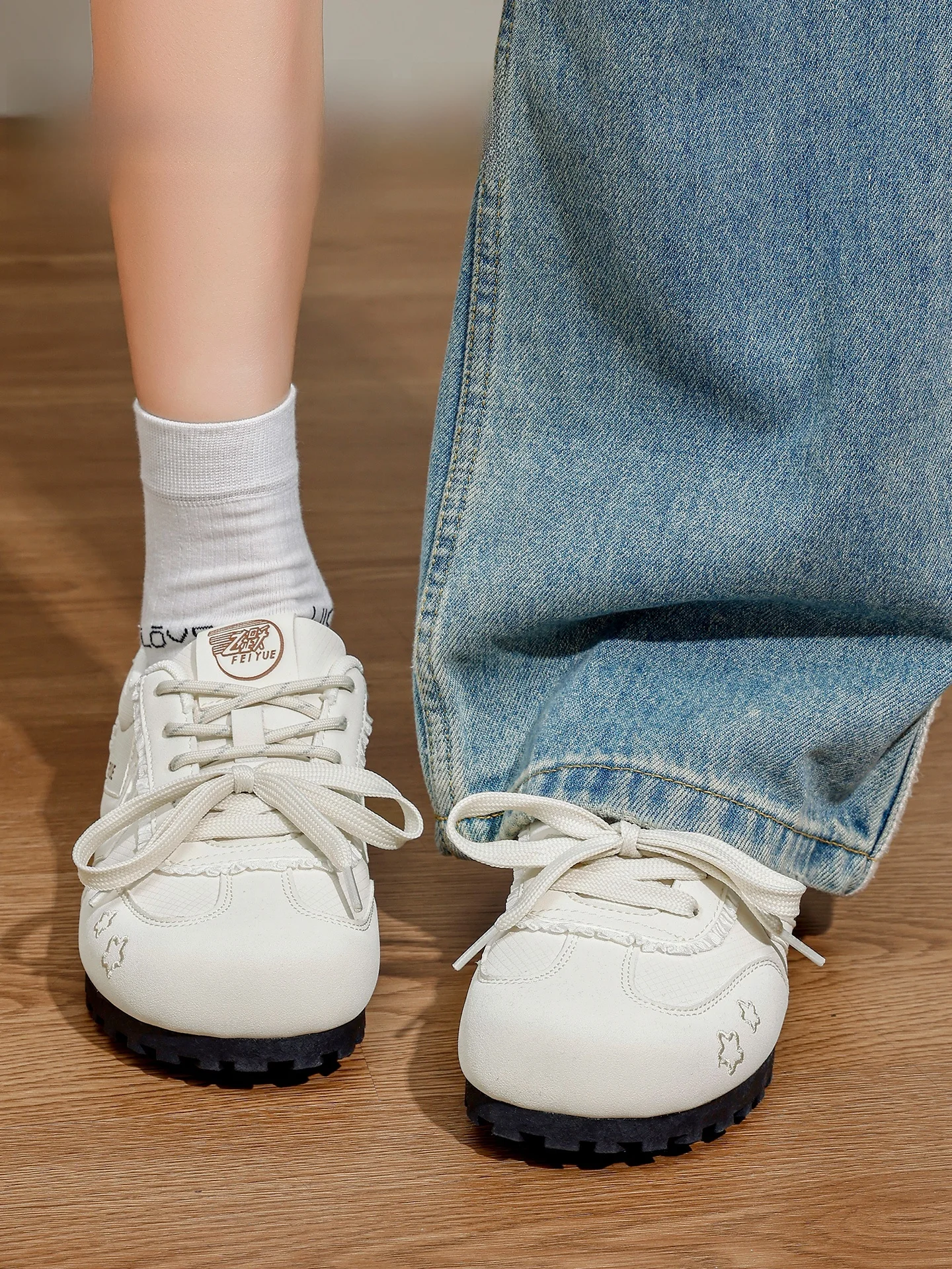 60代の女性が歩きやすいスニーカーを選ぶには？軽量で通気性の高い白い板鞋がおすすめ！