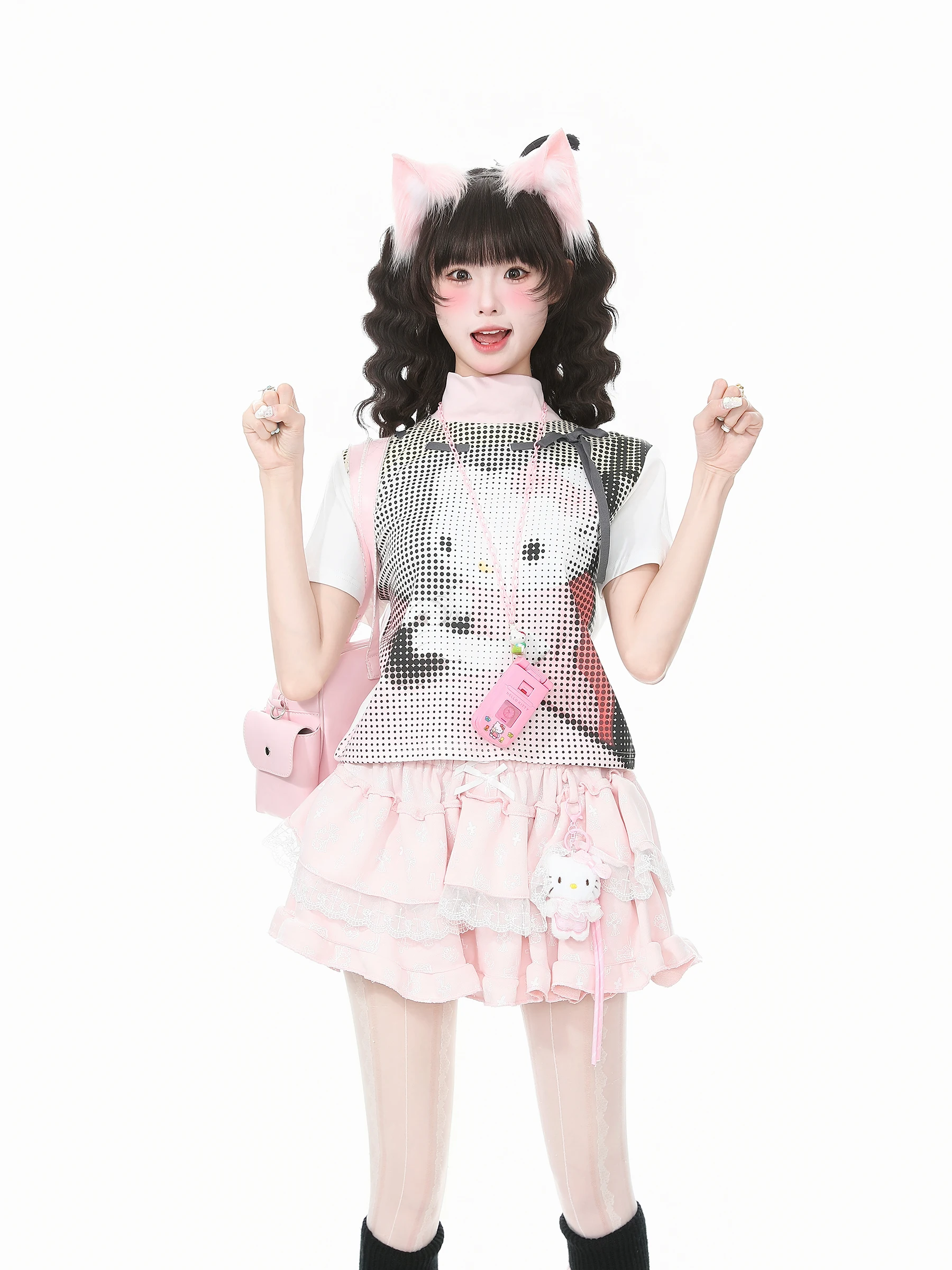 ドット柄リボンデザインの夏用ショートスリーブTシャツ：レトロかわいいスタイルの日常着としての実用性とデザイン分析