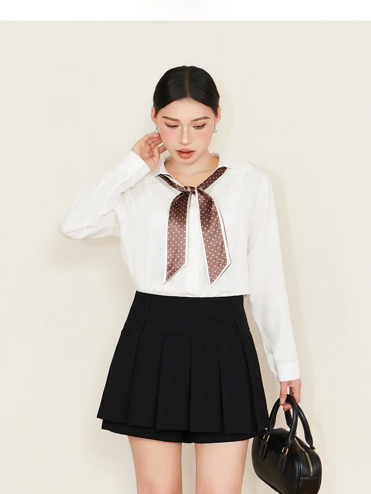 今日の服装レディースで「学院風」をどう選ぶ？シンプルな白シャツとプリーツスカートのベストな使い方
