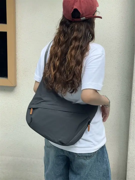 餃子型バッグ【レトロスタイル・ナイロン製・ショルダーバッグ・メンズ・レディース】