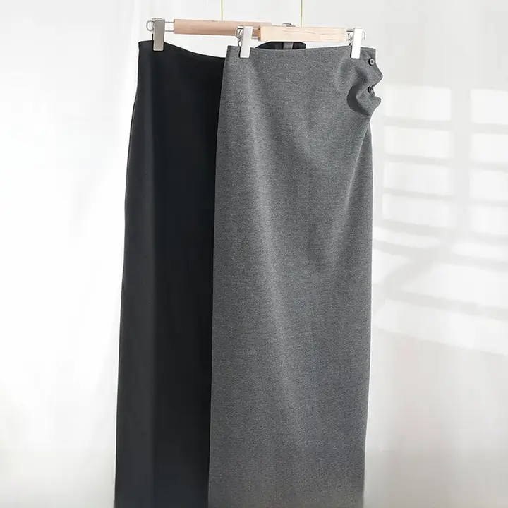 ファッションデザインのサイドボタンロングスカート【秋用・黒・スリット入り】（セットアップ対応）