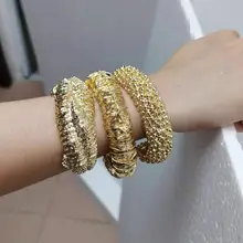 スペインデザインの金メッキ開口式ブレスレット【溶岩のようなビーズテクスチャー・女性用】