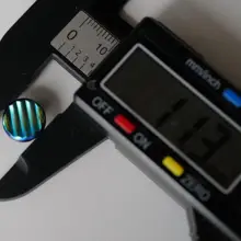 ドイツ製ビンテージ50年代の緑色アイリス模様ガラスボタン