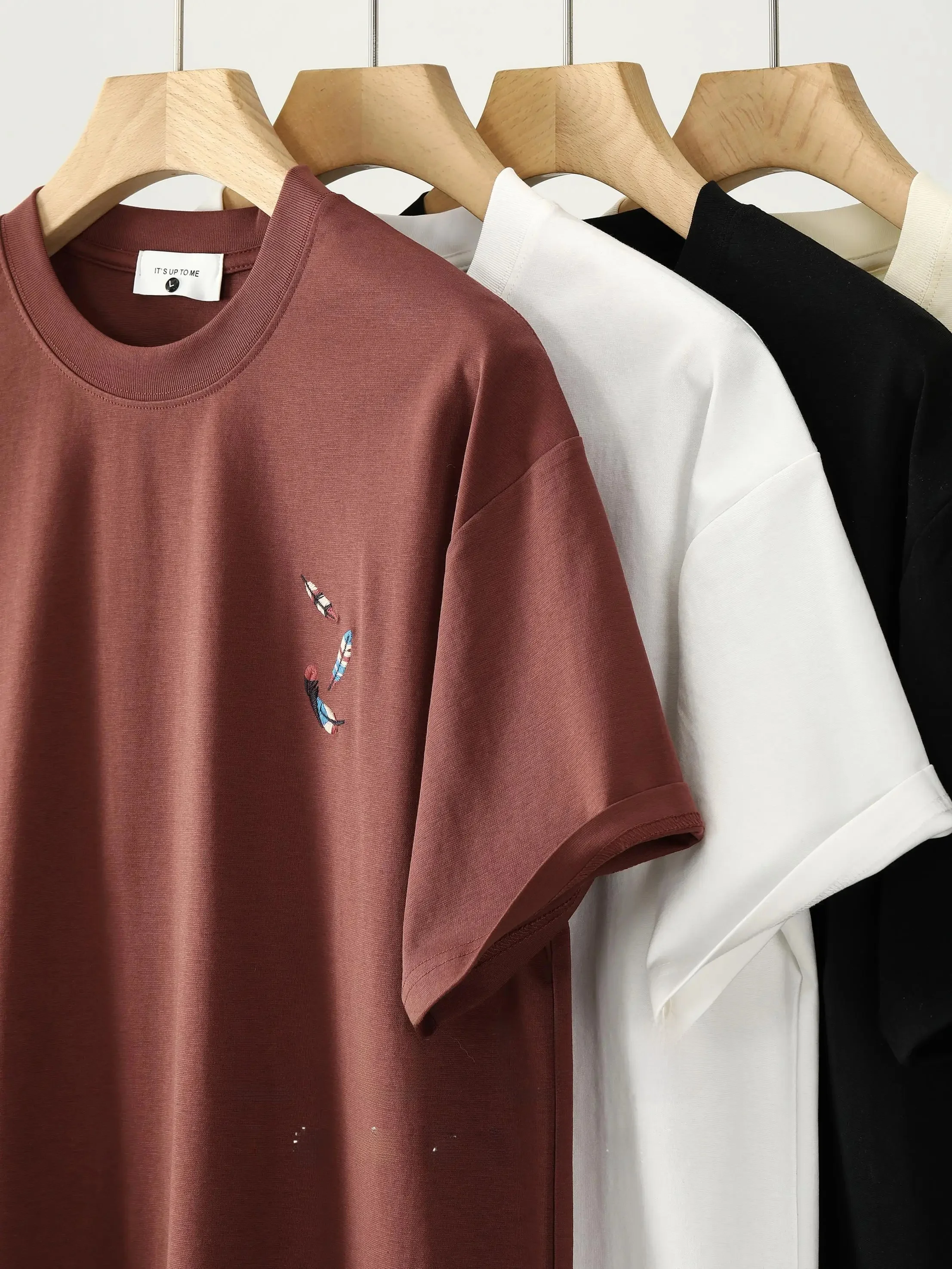 アート刺繍入りクルーネックTシャツ：夏の通勤スタイルに最適なデザインと機能のバランス