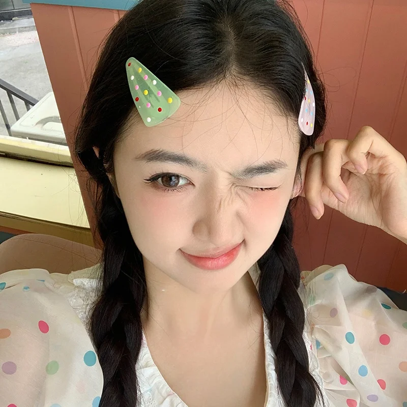 カラフルドットデザインのヘアクリップ：サイドバング対応のファッションアクセサリーとは