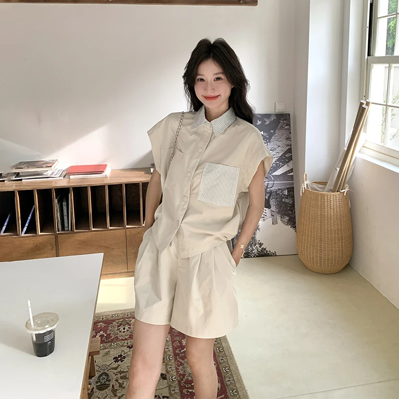 ストライプ切り替えシャツとシ  ョートパンツの夏用コーディネート：love おしゃれ に必要な基本セット