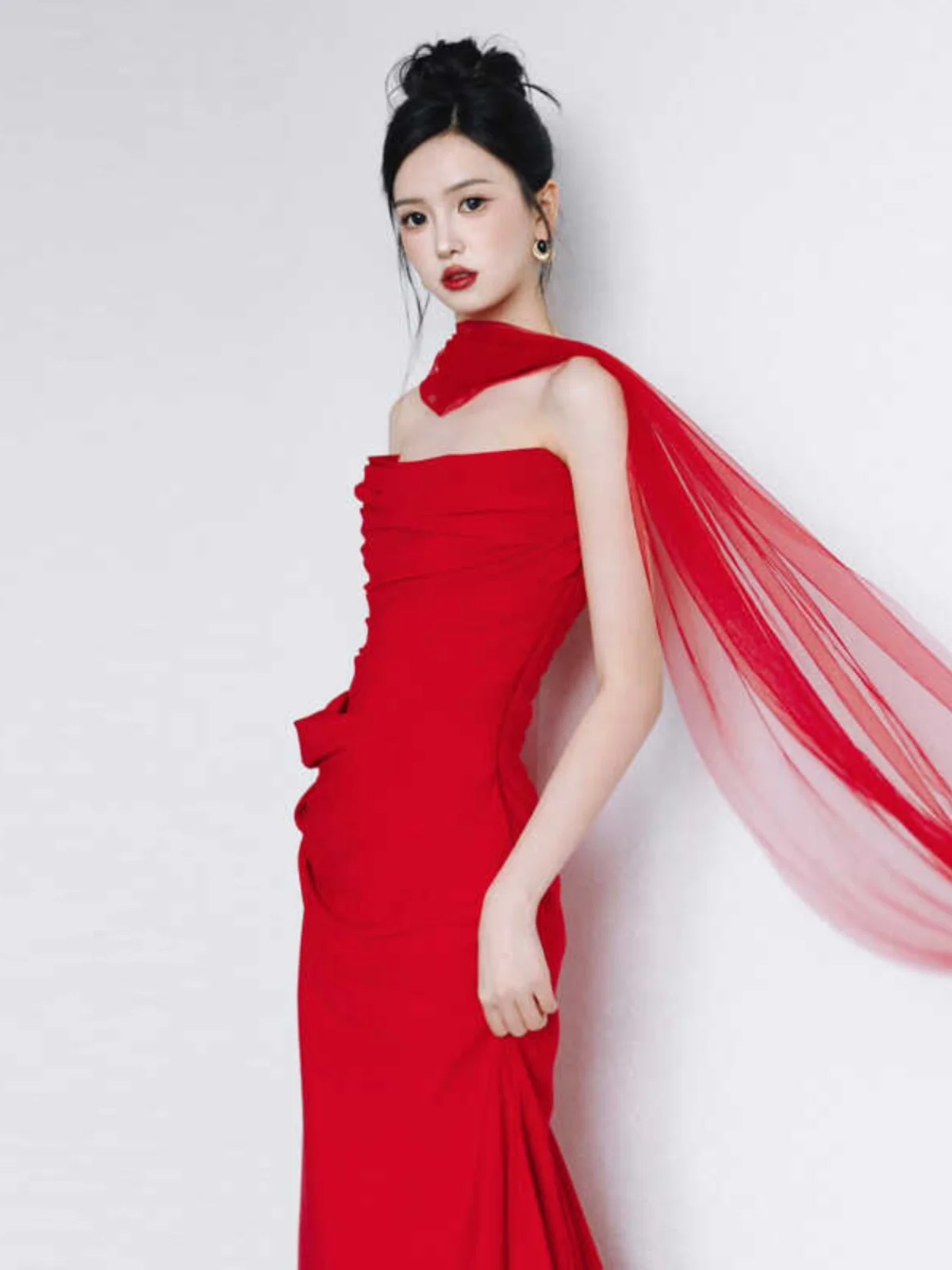 結婚式に着る母親のフォーマルドレスはワインレッドが一番？今季のトレンドと選び方を徹底解説