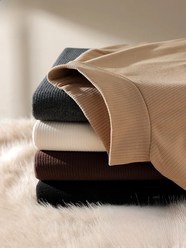 カーディガンの中に着る服は、本当に「柔らかさ」が勝る？