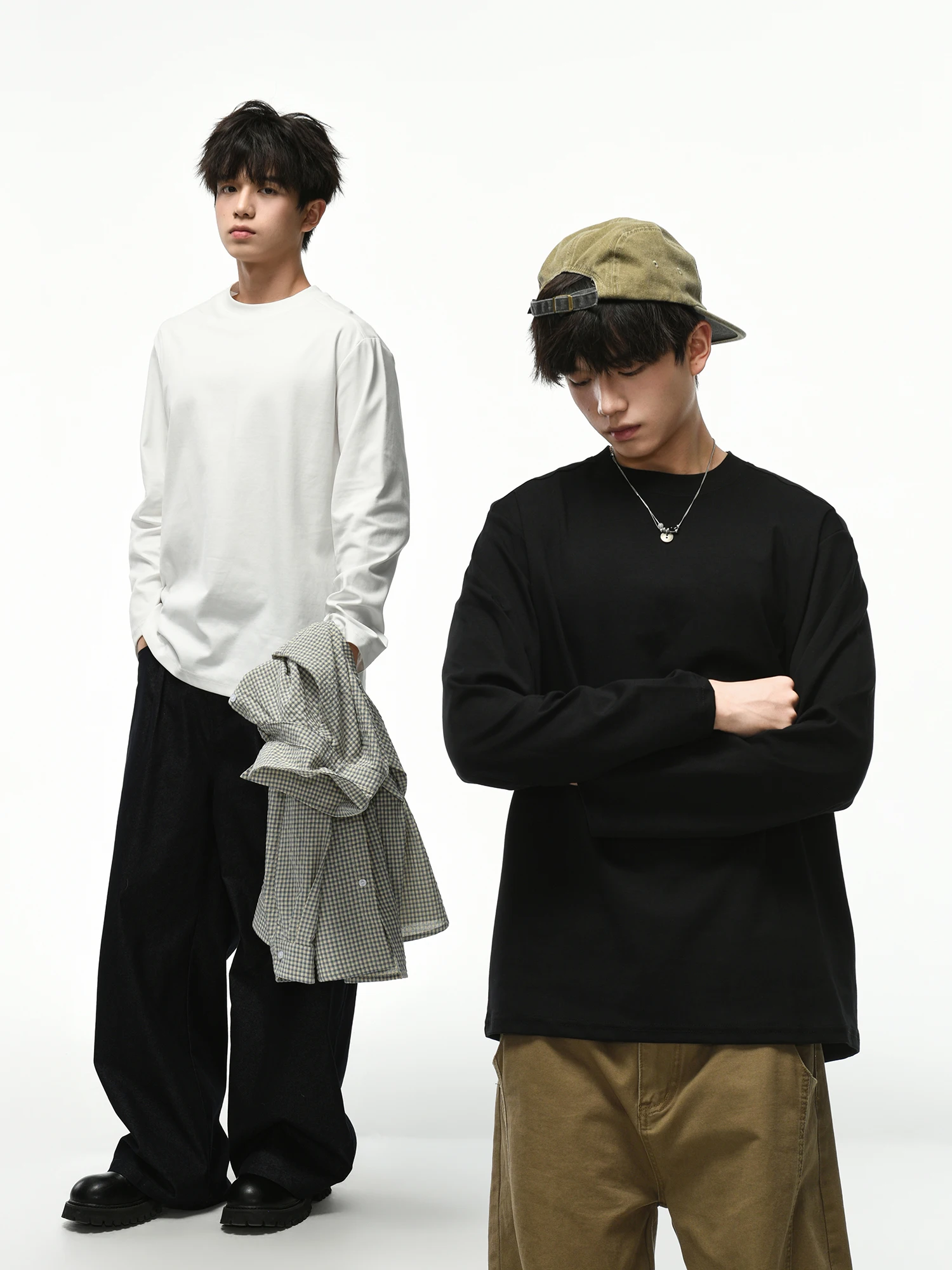 メンズ ロングtシャツのベーシックスタイル：シンプル無地長袖Tシャツの実用性と着こなし