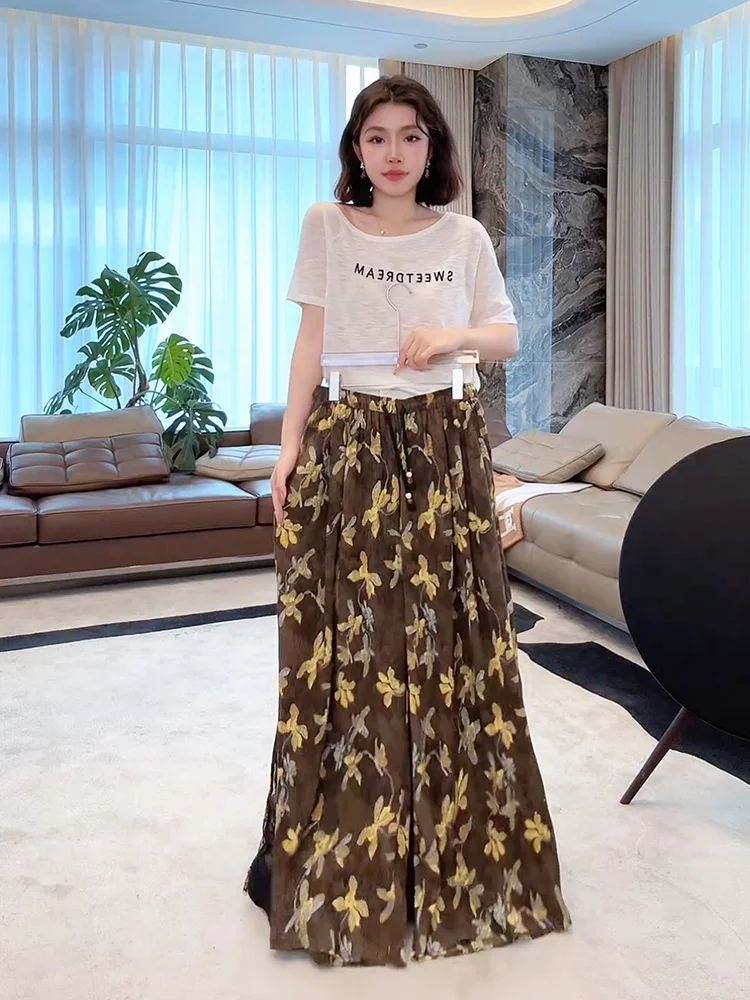 おしゃれ レタリング とは？米白色のシェイプアップデザイン ニットTシャツで実現するカジュアルな文書表現