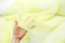 柔らかく微透明なレモンイエローと白色の草木染めザ染シルクリネン生地【漢服用・スカート用・布地】