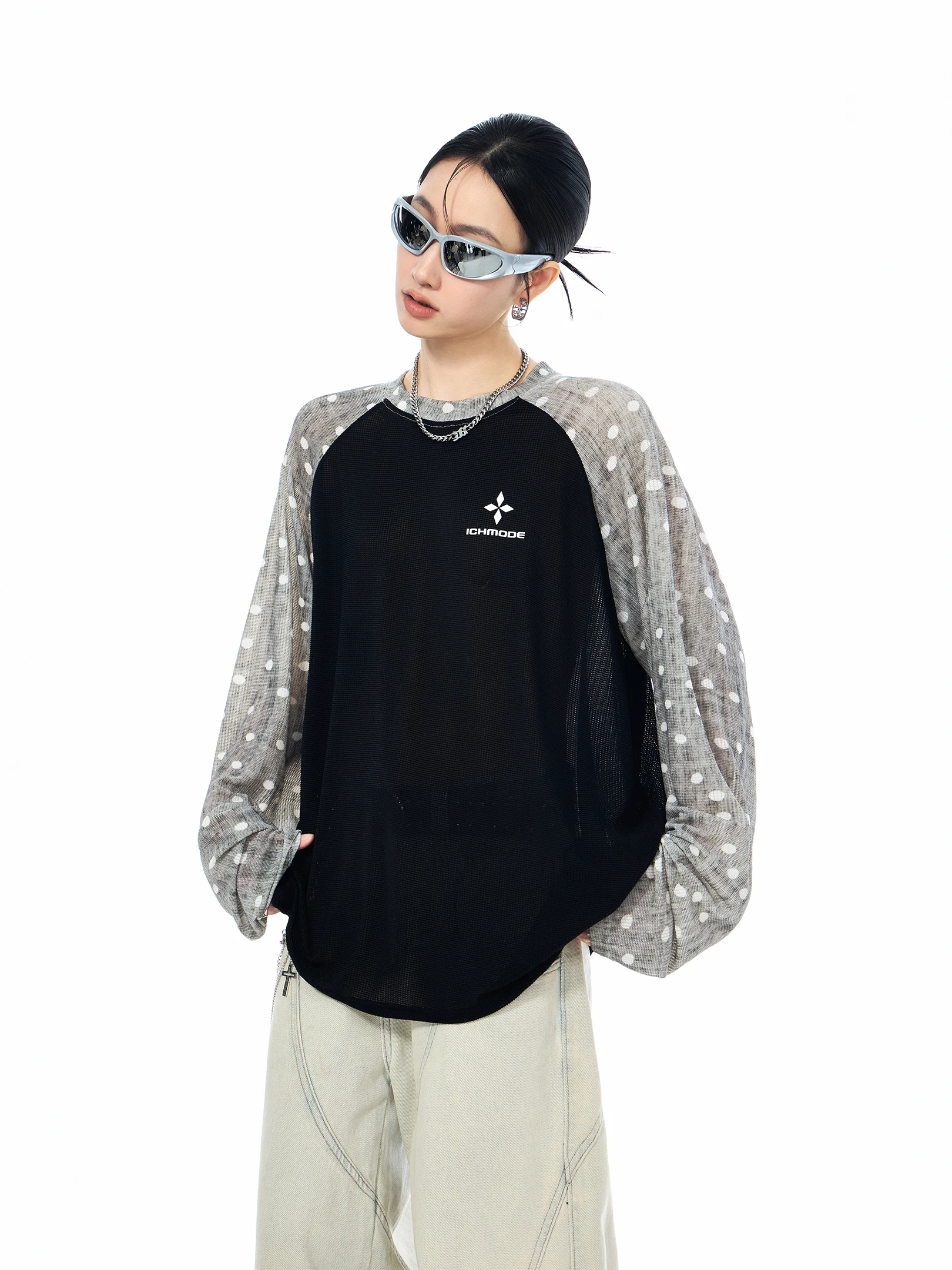 ドット柄の肩掛け長袖UVカットシャツ：モード系ファッションTシャツの夏用実用性とデザイン分析
