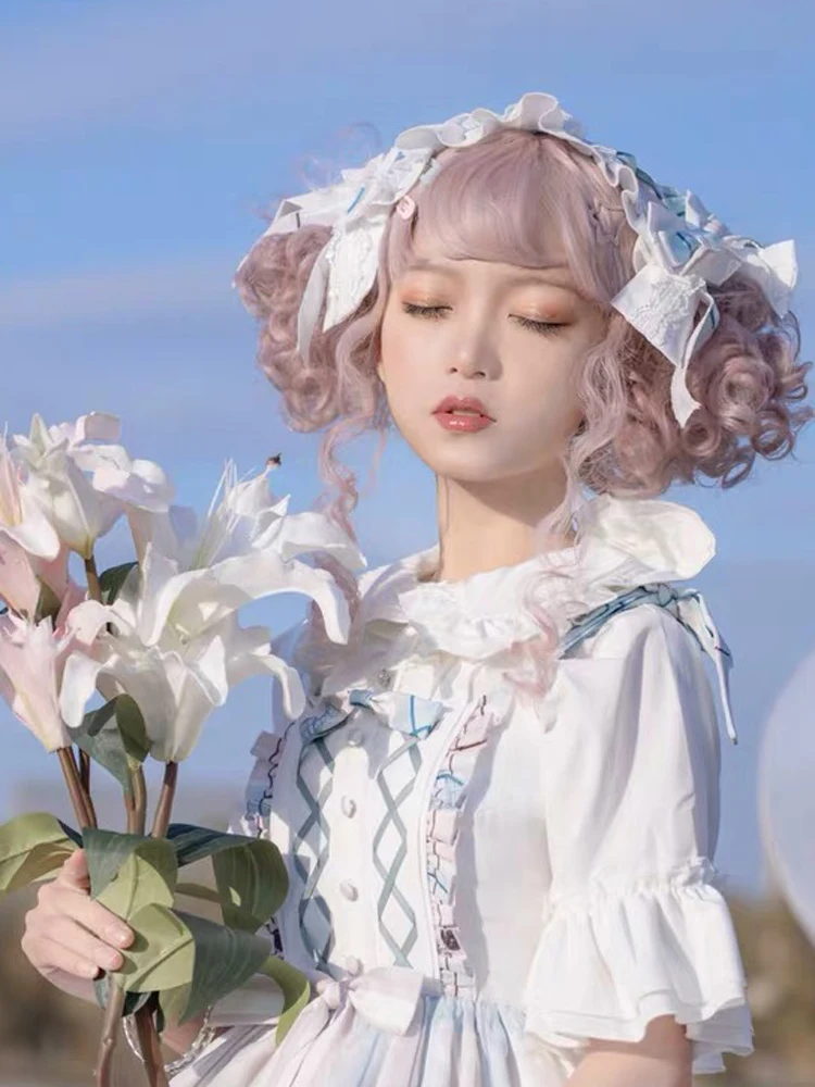 多色パフスタイルの内巻き前髪ショートカールウィッグ：おでこ狭い丸顔に合うかわいいヘアスタイルの解決策