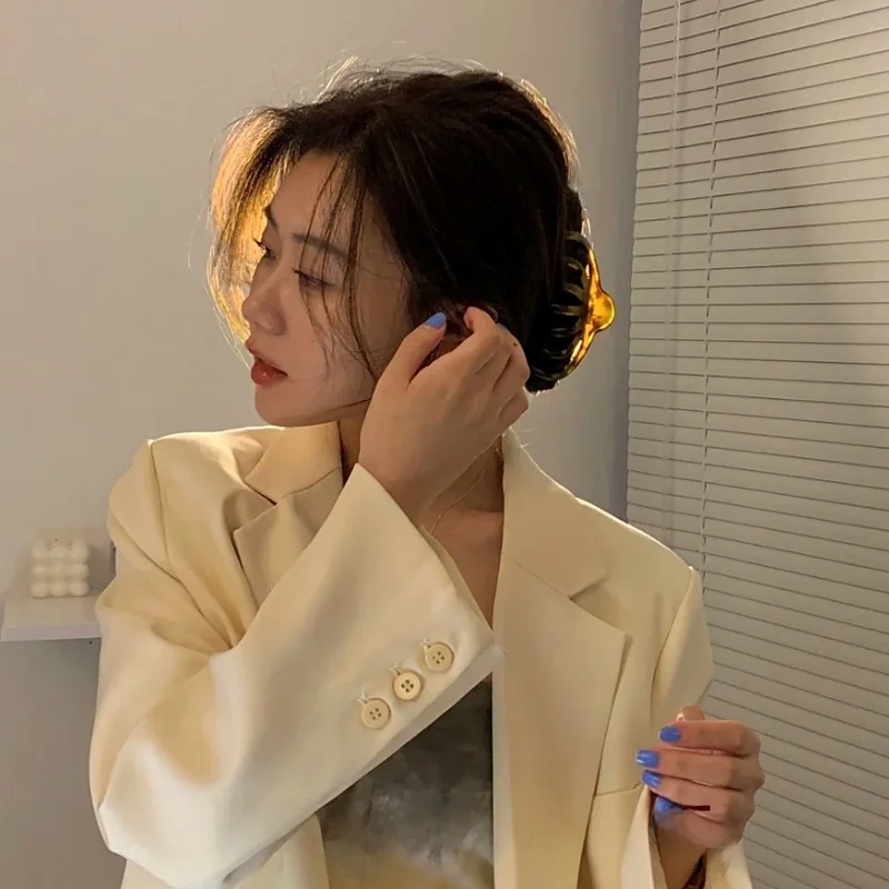 大容量ヘアクリップ：フランス風レトロデザインでトップボリュームを実現