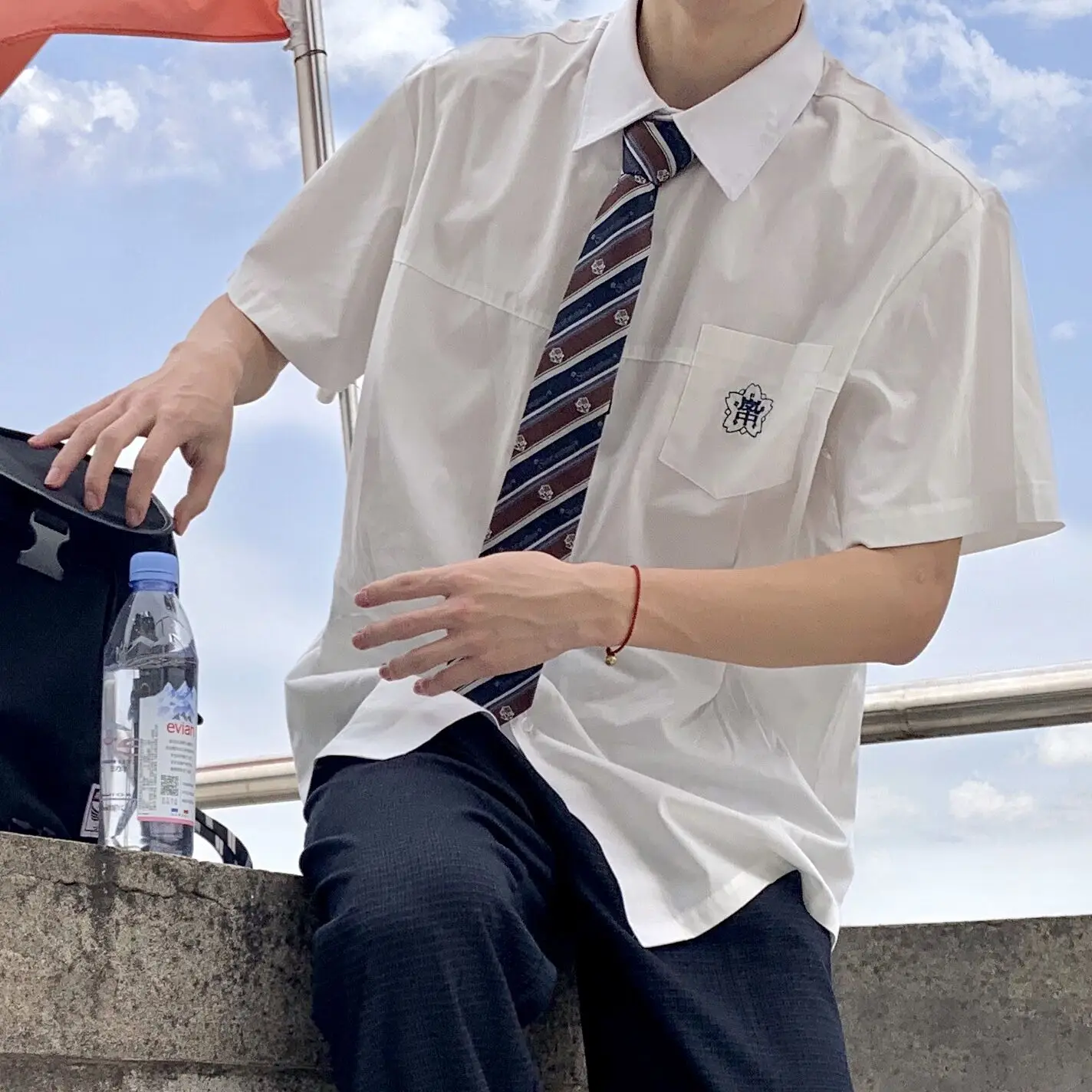 シンプルなデザインのJK制服風シャツ【半袖】：10代男子の通学スタイルに最適な日系ファッションアイテム