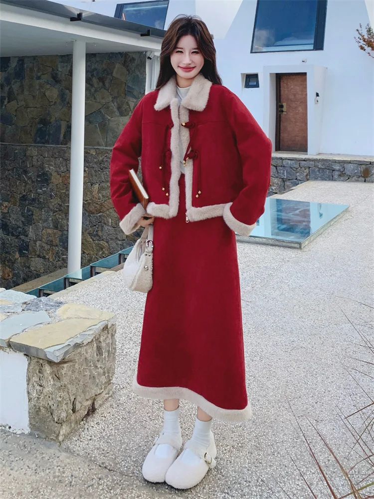 holiday 服 はどんなもので、どんな場面で着るの？新中式デザインの赤いファー付きダウンコートとスカートが答えをくれる