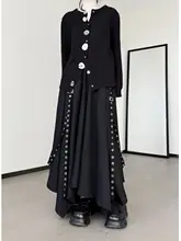 異型ボタンデザインの黒いニットカーディガン【春秋用・長袖・スリムフィット】