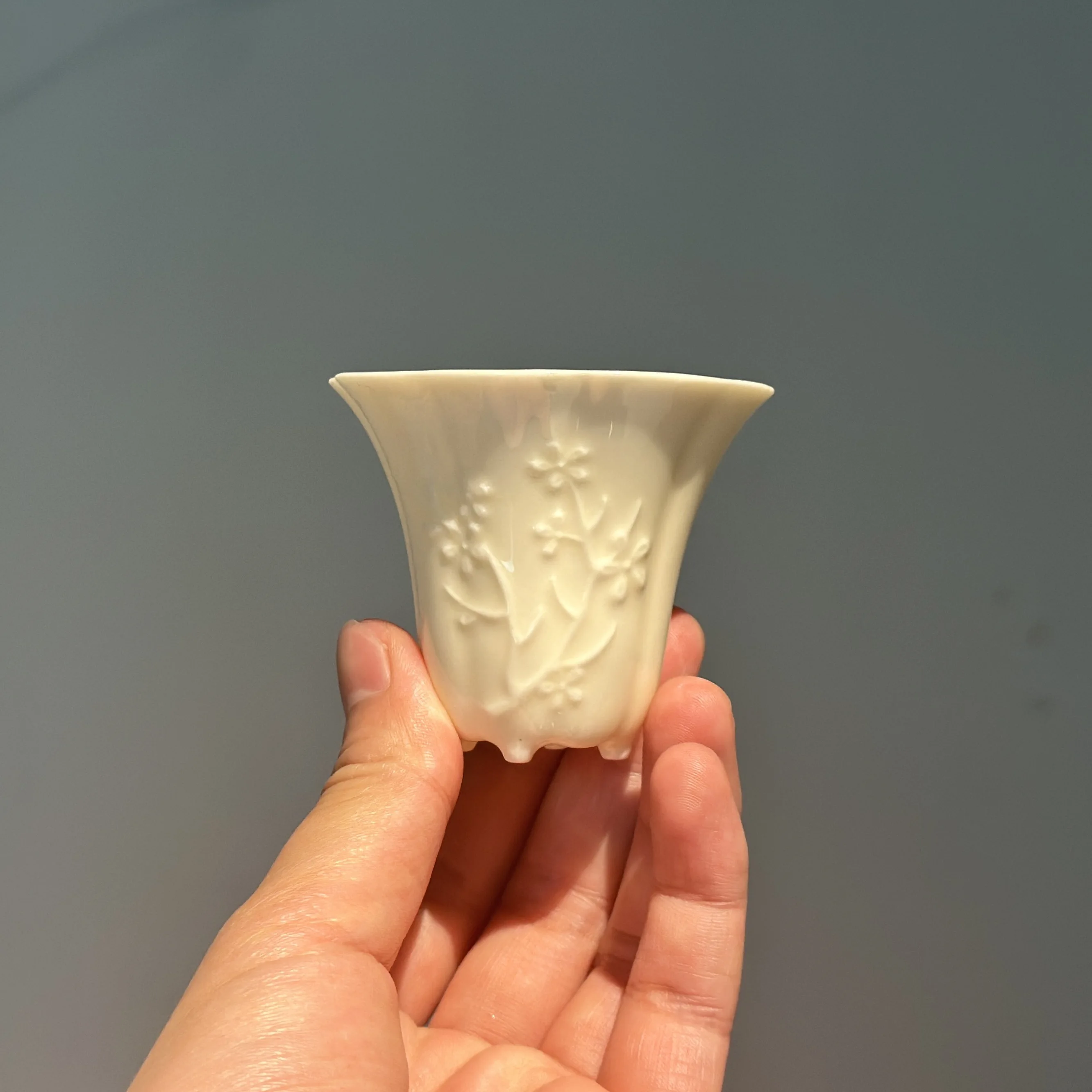 深腹浮彫梅花型陶器カップ：中式复古風の色釉茶器の実用性と使い方