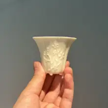 深腹デザインの浮彫梅花型カップ【象牙色・柴焼き・広口・茶器】