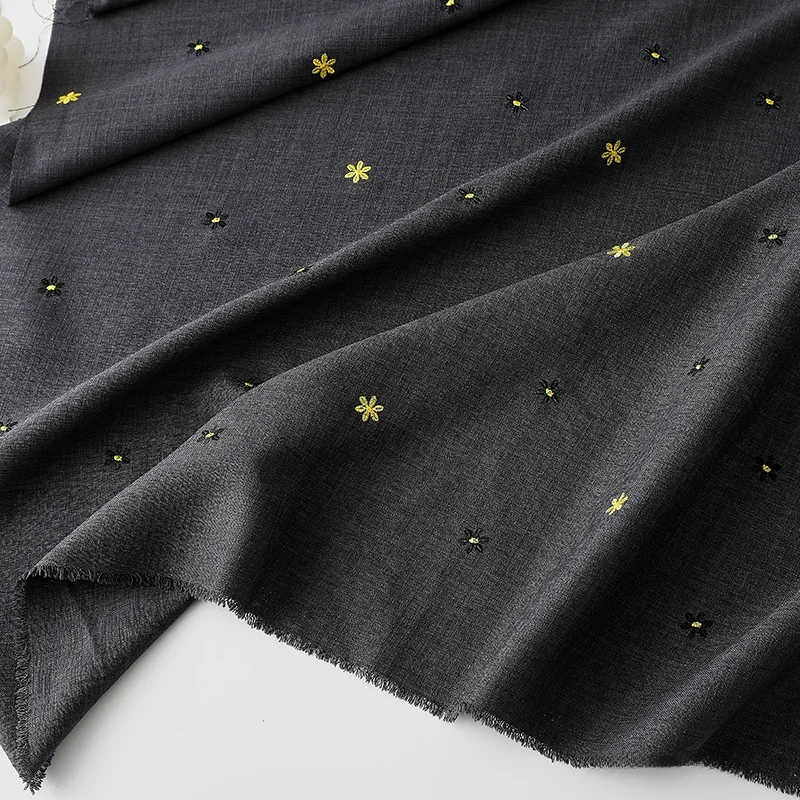 黒灰色のデイジー刺繍シャツドレス：通気性とハンガリー織風が特徴の女性向けカジュアルウェア
