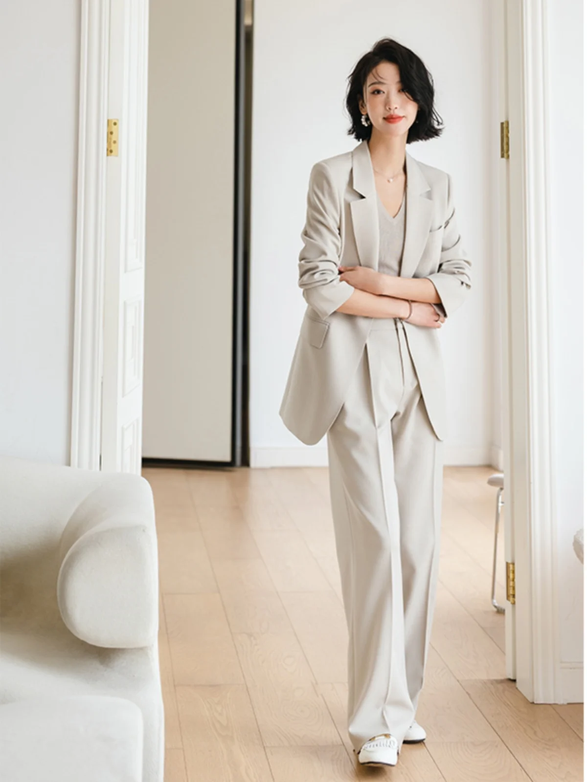 大人可愛い服 40代コーデ 完全ガイド｜スーツの洗練されたカジュアル感