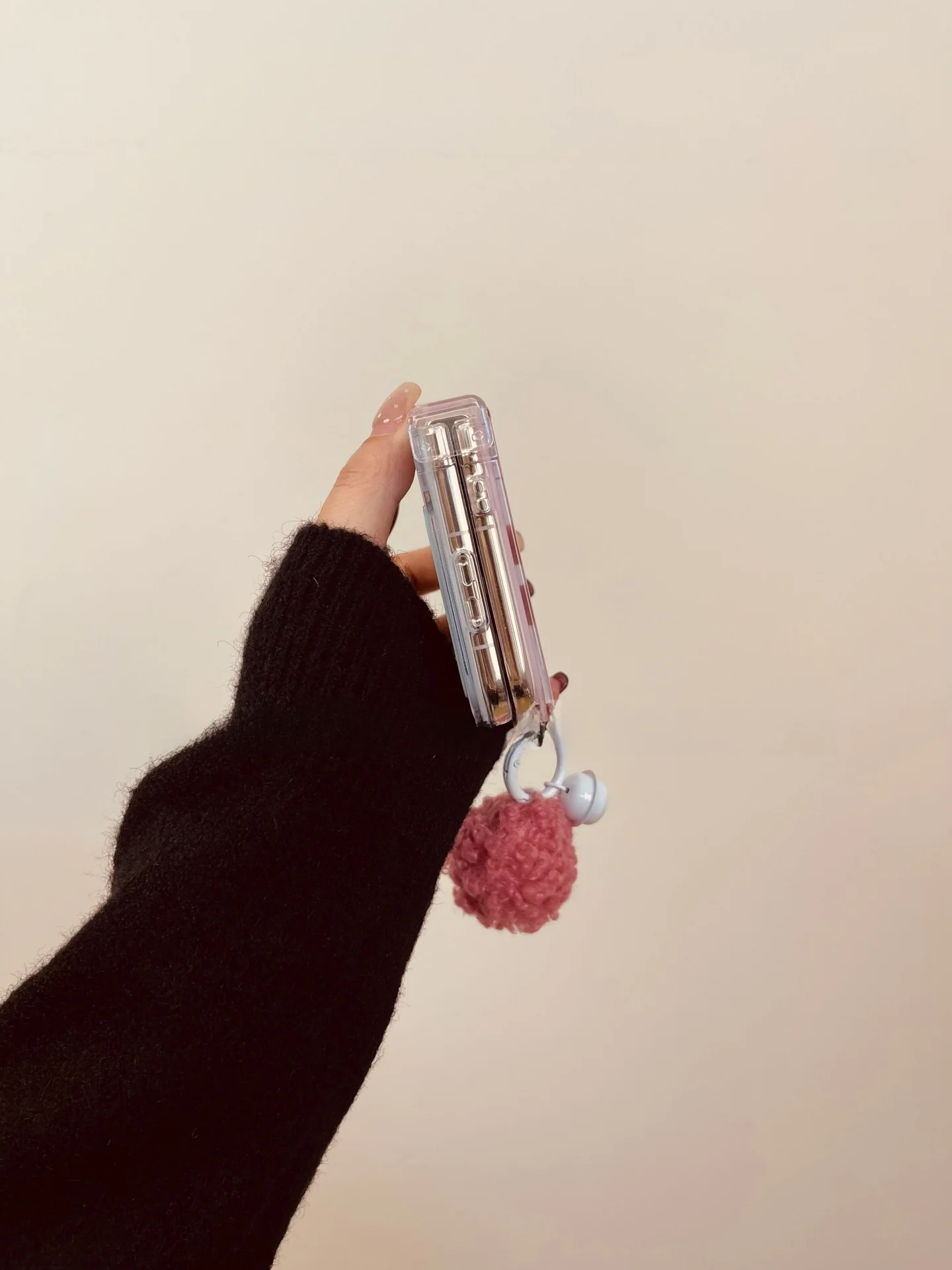 100均スマホケースと比べて、全機種対応のユニークデザインケースはどれがおすすめ？
