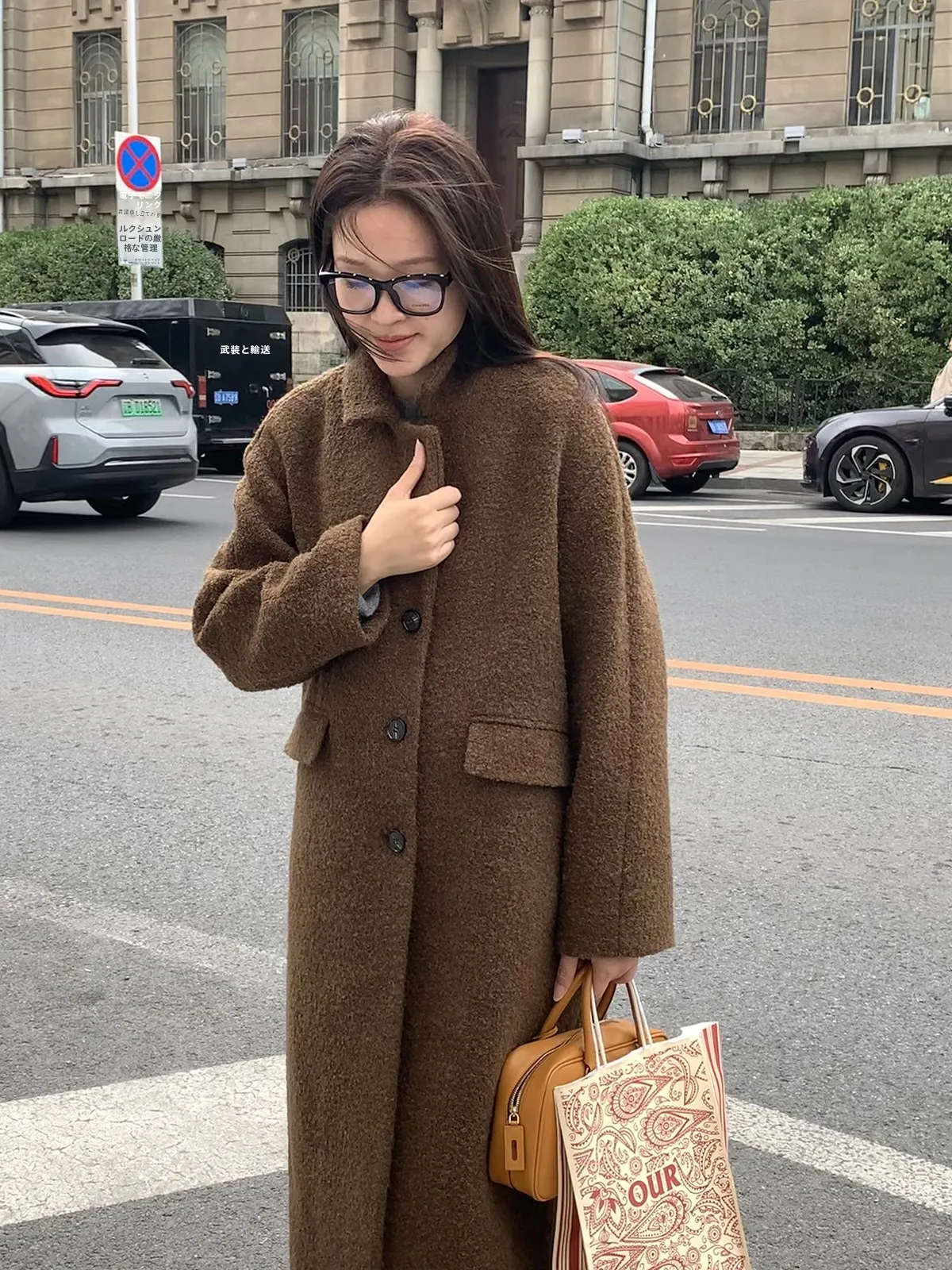 ママコーデの基本スタイルとは？重厚感と軽さを両立するコートの選び方