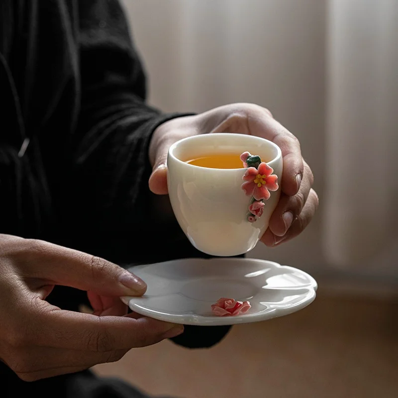 羊脂玉の花デザインカップ：高級手作り白磁製ティーコース用の実用性と使い方