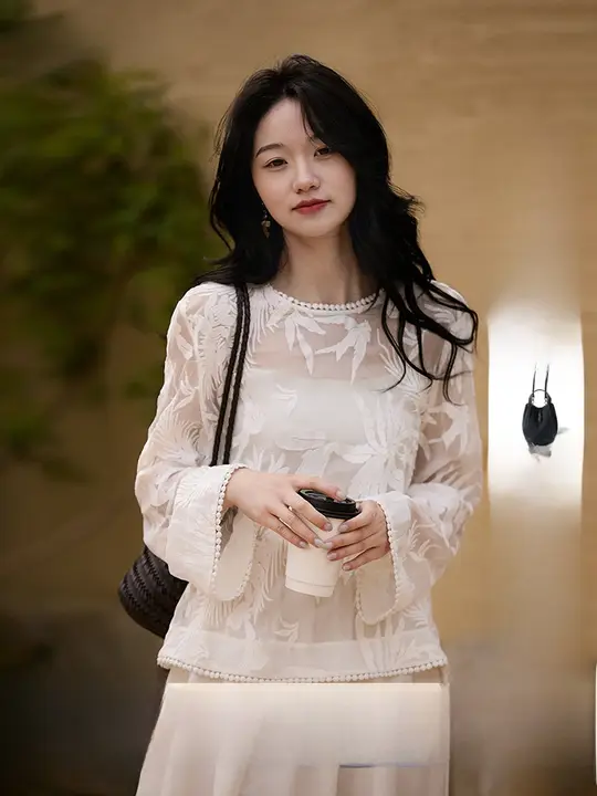 春季新作のシルク刺繍ブラウス【微透け・長袖・桑の実シルク】