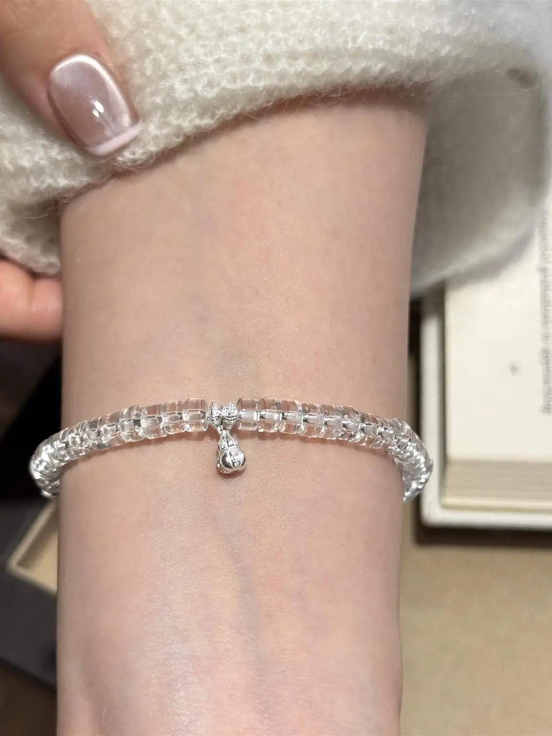 40代の女性にぴったりなブレスレットは、自然と心を癒す「ゴーヤモチーフの白水晶ブレスレット」？